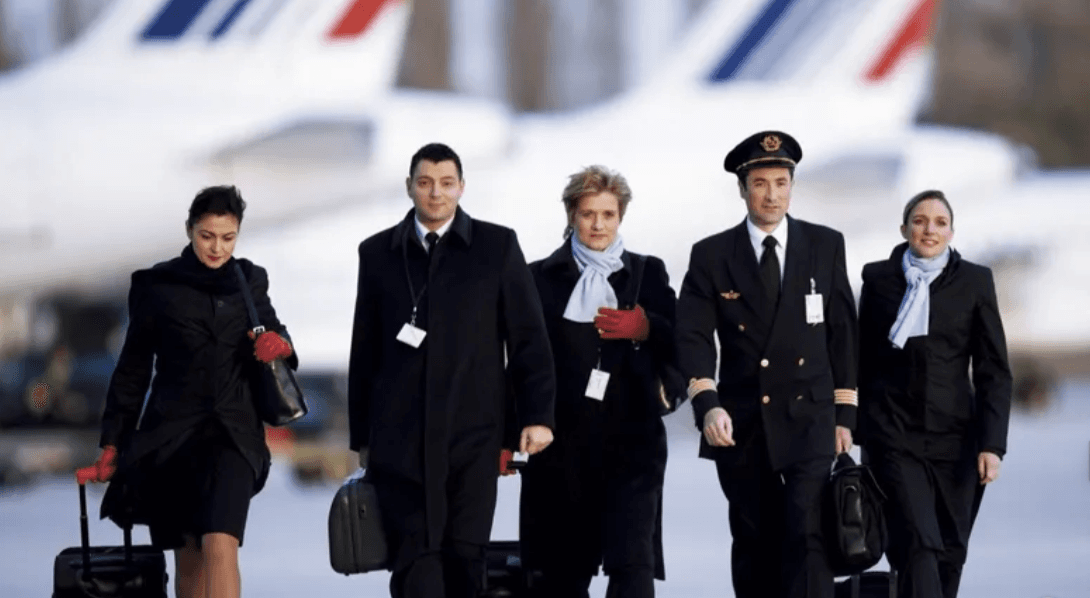 Équipage se dirigeant vers l'avion sur le tarmac